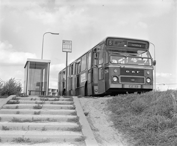 880819 Afbeelding van een GVU-stadsbus van lijn 5 naar Tuindorp op de bushalte Stelviobaan te Utrecht.